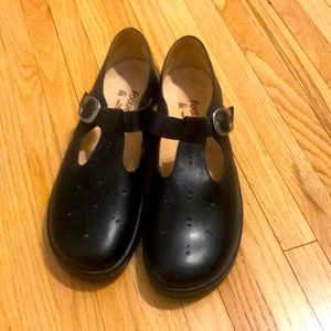 NWOT mary jane footprints by Birkenstock
